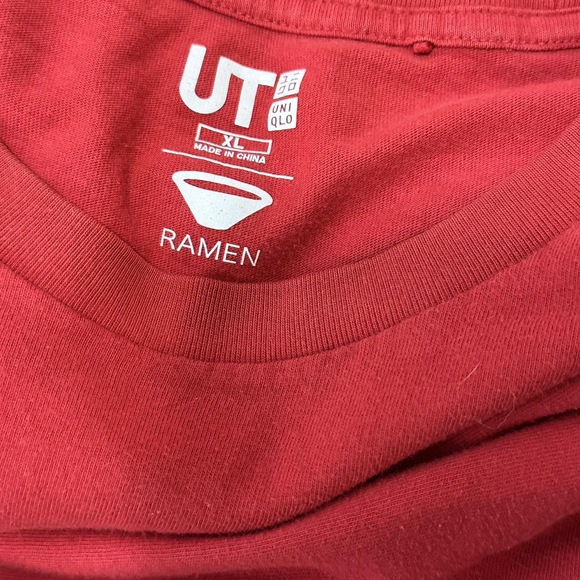 Red Uniqlo x Zazuto Aka Maru Japanese Graphic Tee - Picture 4 of 5